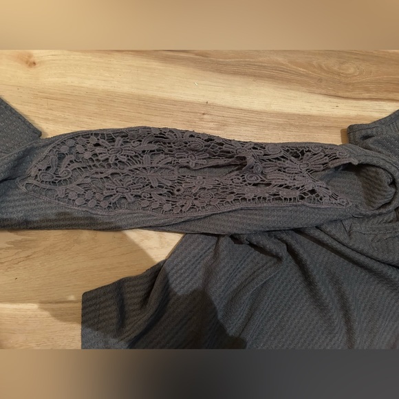 Moral Fiber Women's Waffled Gray Cold Shoulder Top Size 2X - Picture 3 of 8